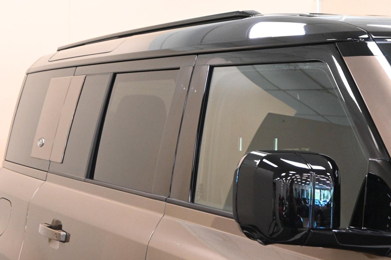 LAND ROVER Defender (2019) Defender 110 3.0D I6...