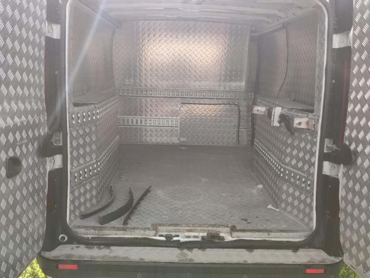 RENAULT TRAFIC L1H1 ALLESTITO