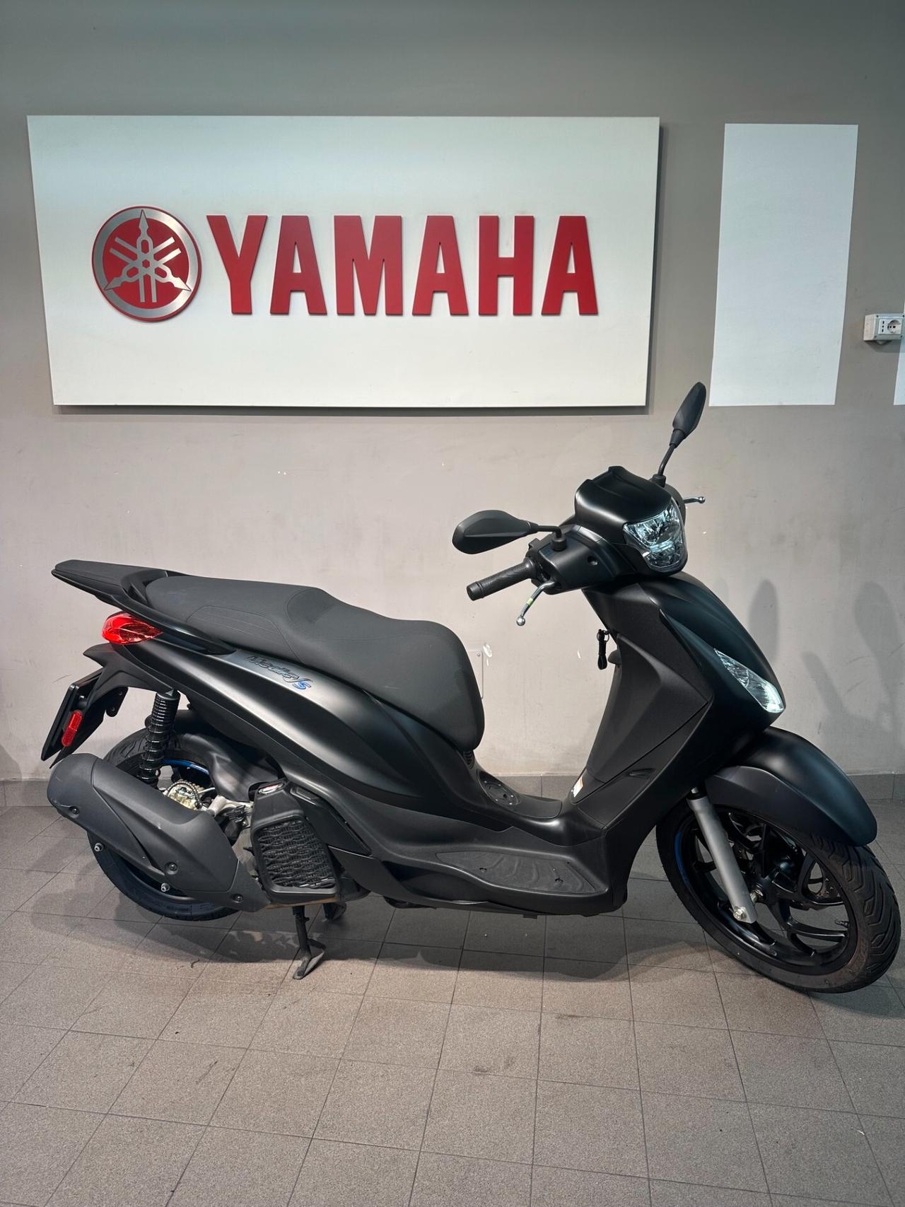 Piaggio Medley 200 S total black