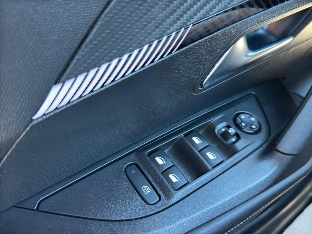 Peugeot 2008 1.2 puretech Allure s&s 100cv con CarPlay