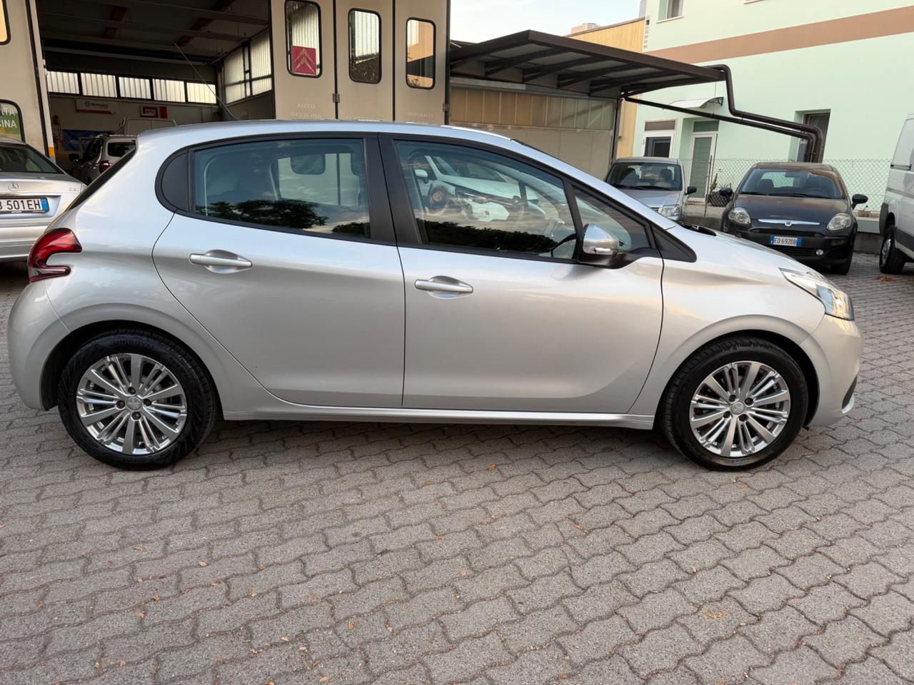 Peugeot 208 PureTech 82 5 porte Allure
