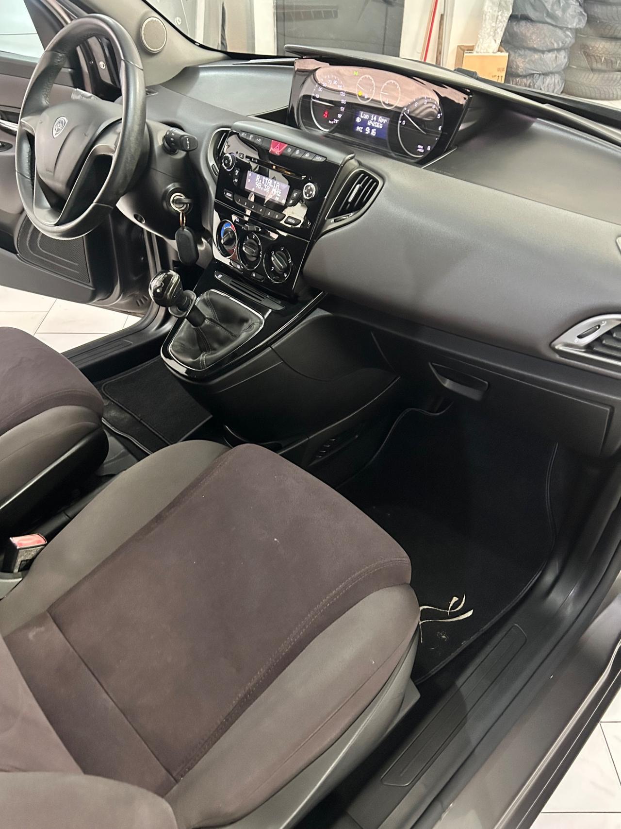 Lancia Ypsilon 1.2 69 CV 5 porte S&S Platinum