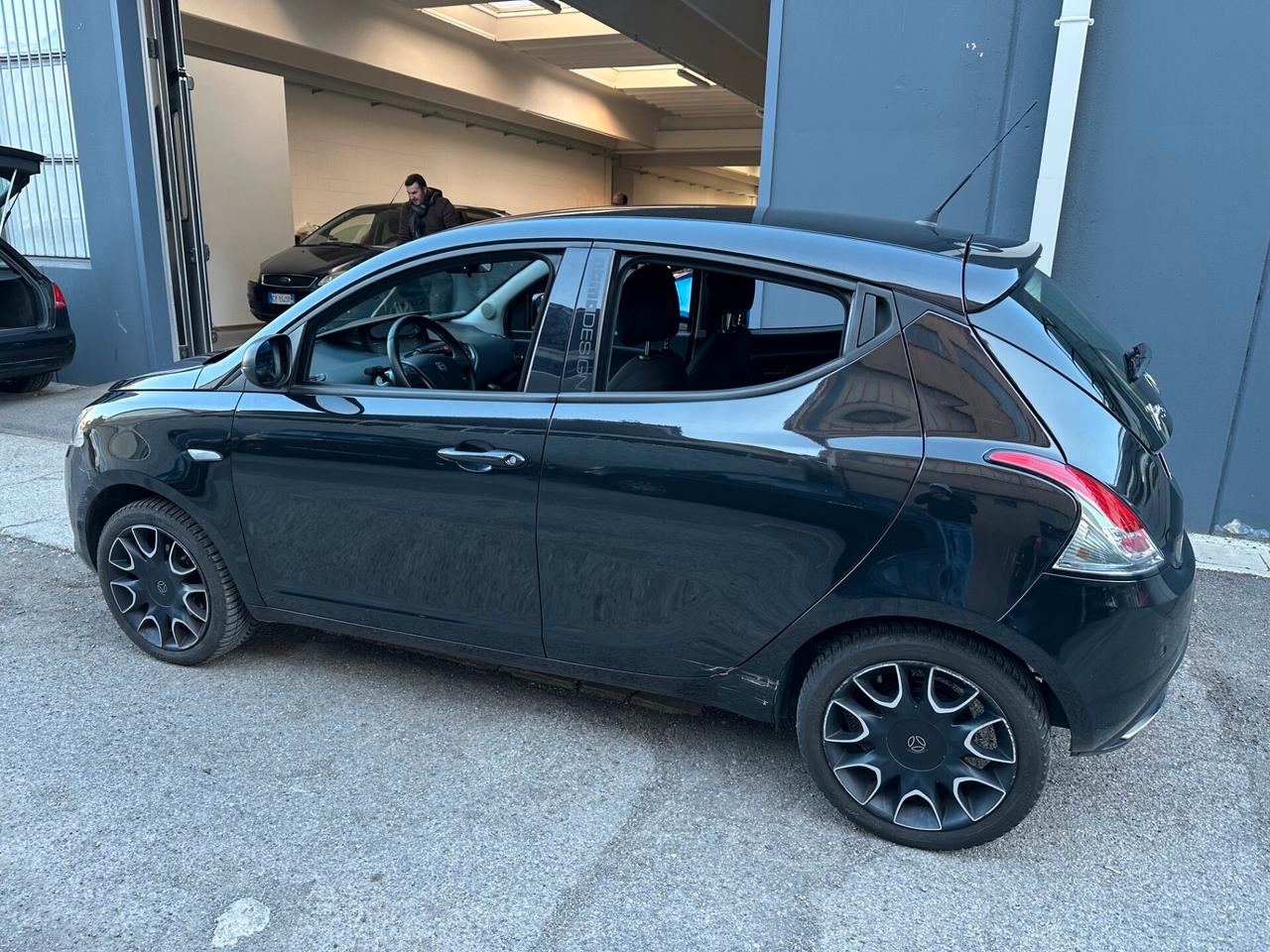 Lancia Ypsilon 0.9 TwinAir 85 CV 5 porte S&S DFN S Momodesign