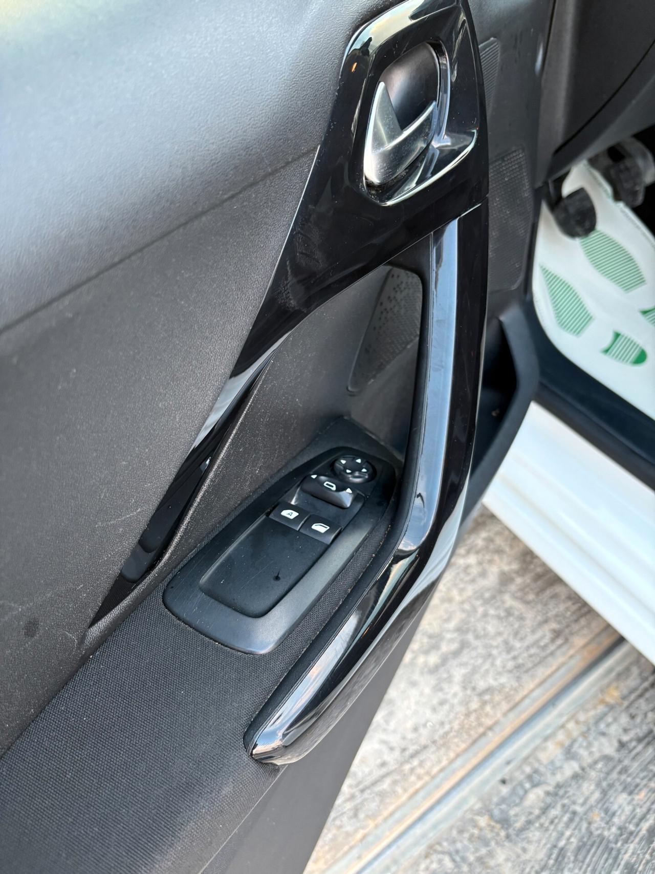 Peugeot 208 1.4 HDi 68 CV 5 porte Allure