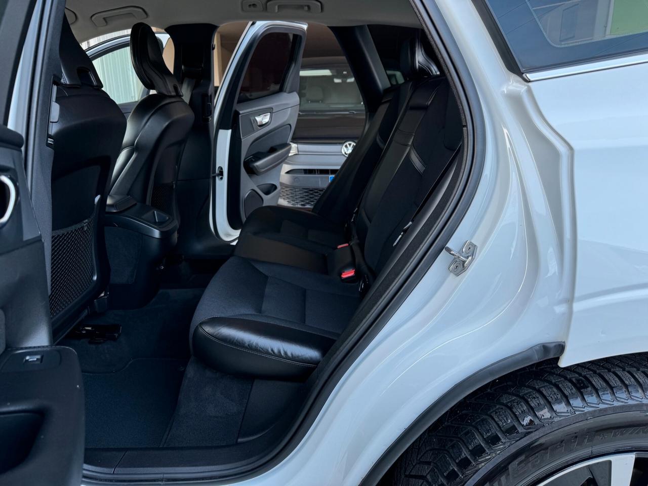 Volvo XC60 2.0 b4 MomentumPro AWD GEARTRONIC PROMO