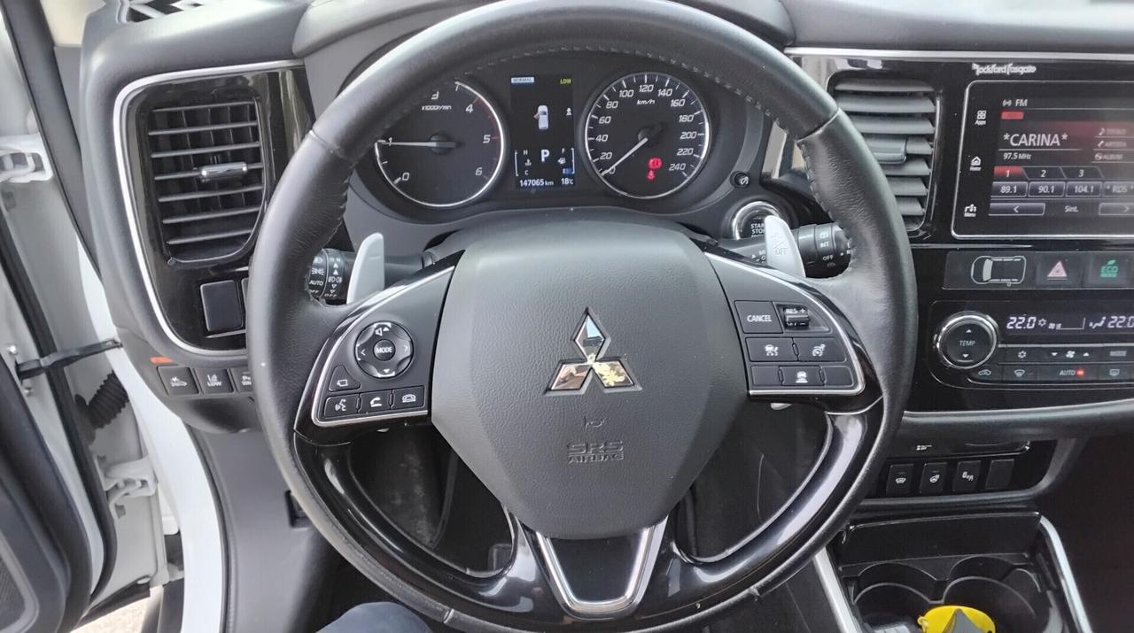 Mitsubishi Outlander 2.2 D INSTYLE PLUS 7 POSTI