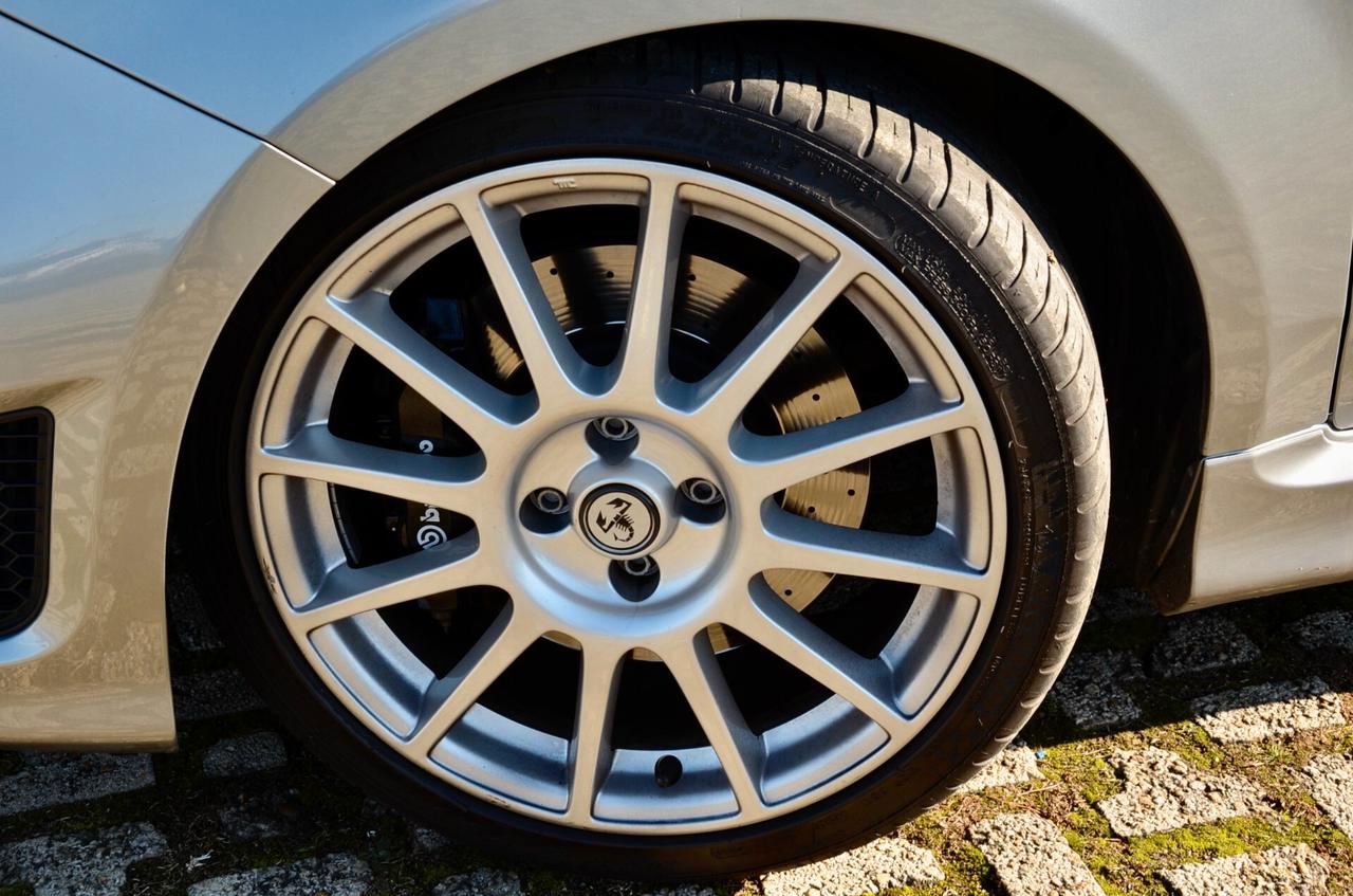 ABARTH 695 1.4 16v RIVALE 180cv, TETTO, AKRAPOVIC, BREMBO, INSERTI IN CARBONIO, PERMUTE