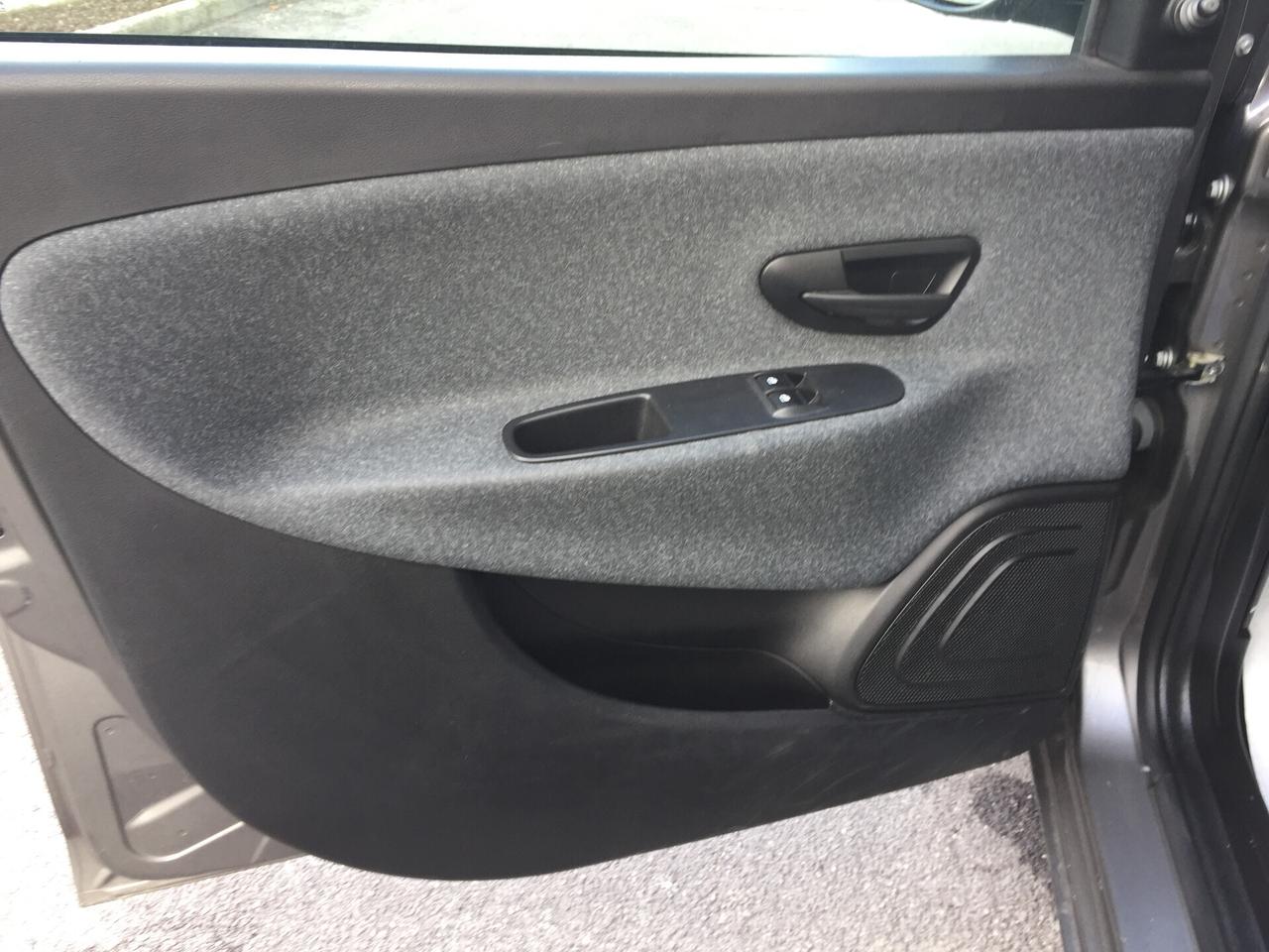 Lancia Ypsilon 1.0 FIREFLY ECOCHIC S&S HYBRID 5P. SILVER X NEOPATENTATI