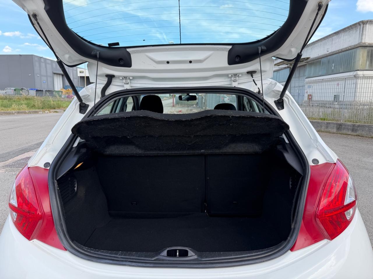 Peugeot 208 1.4 HDi 68 CV 5 porte 12. GARANZIA