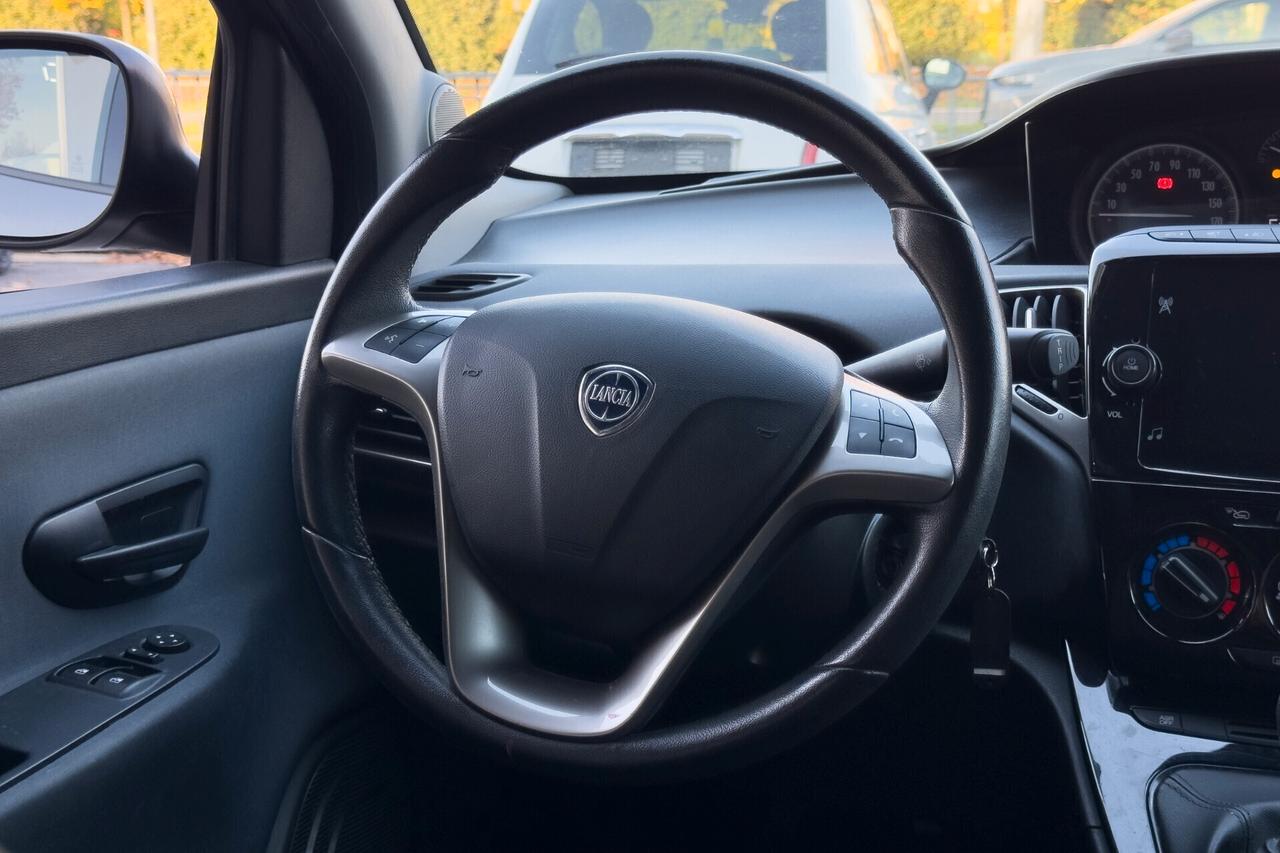 Lancia Ypsilon Hybrid - 70cv / 5 porte / Ecochic Gold