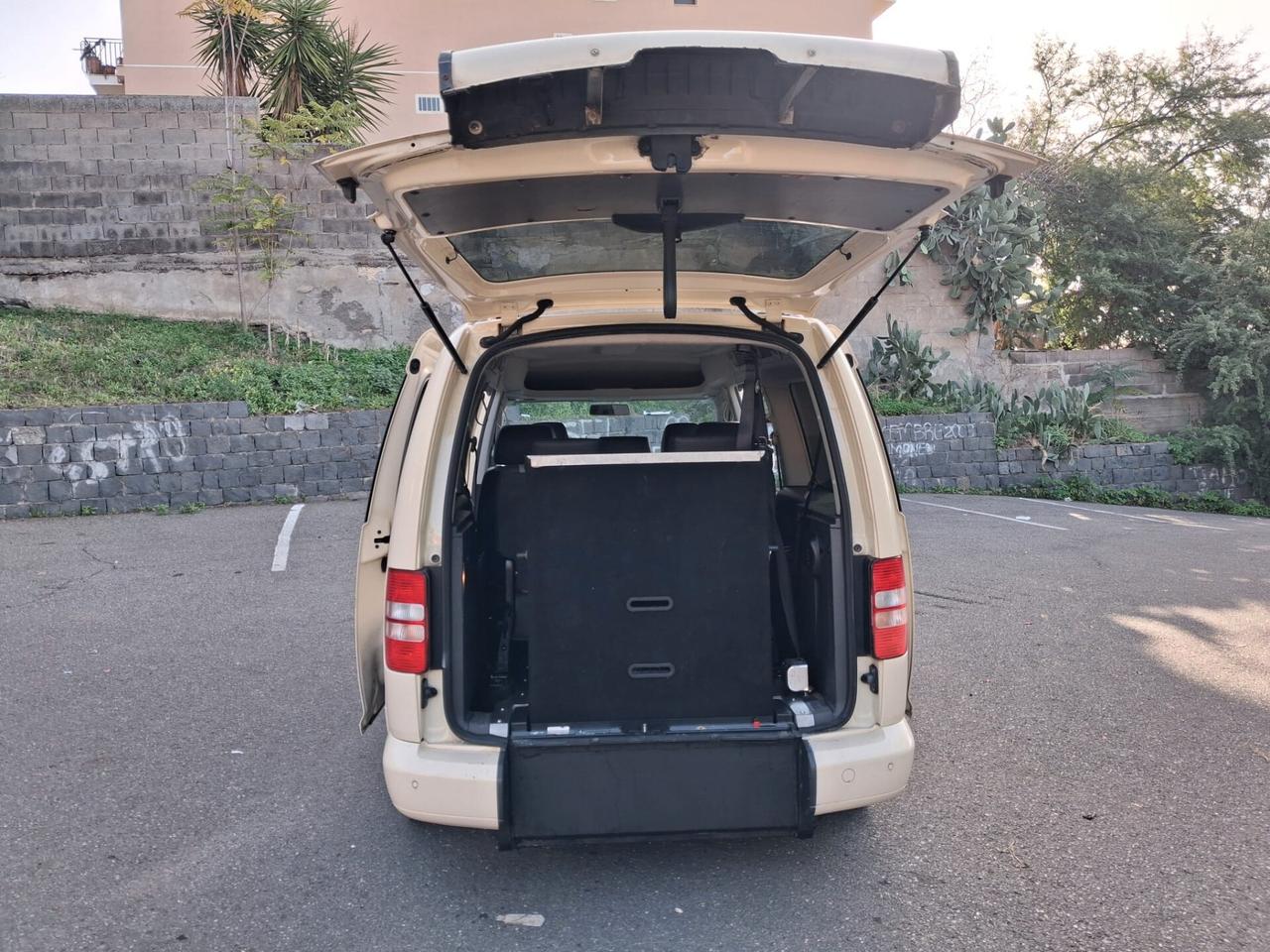Volkswagen Caddy Pianale ribassato con rampa disabili in carrozzina
