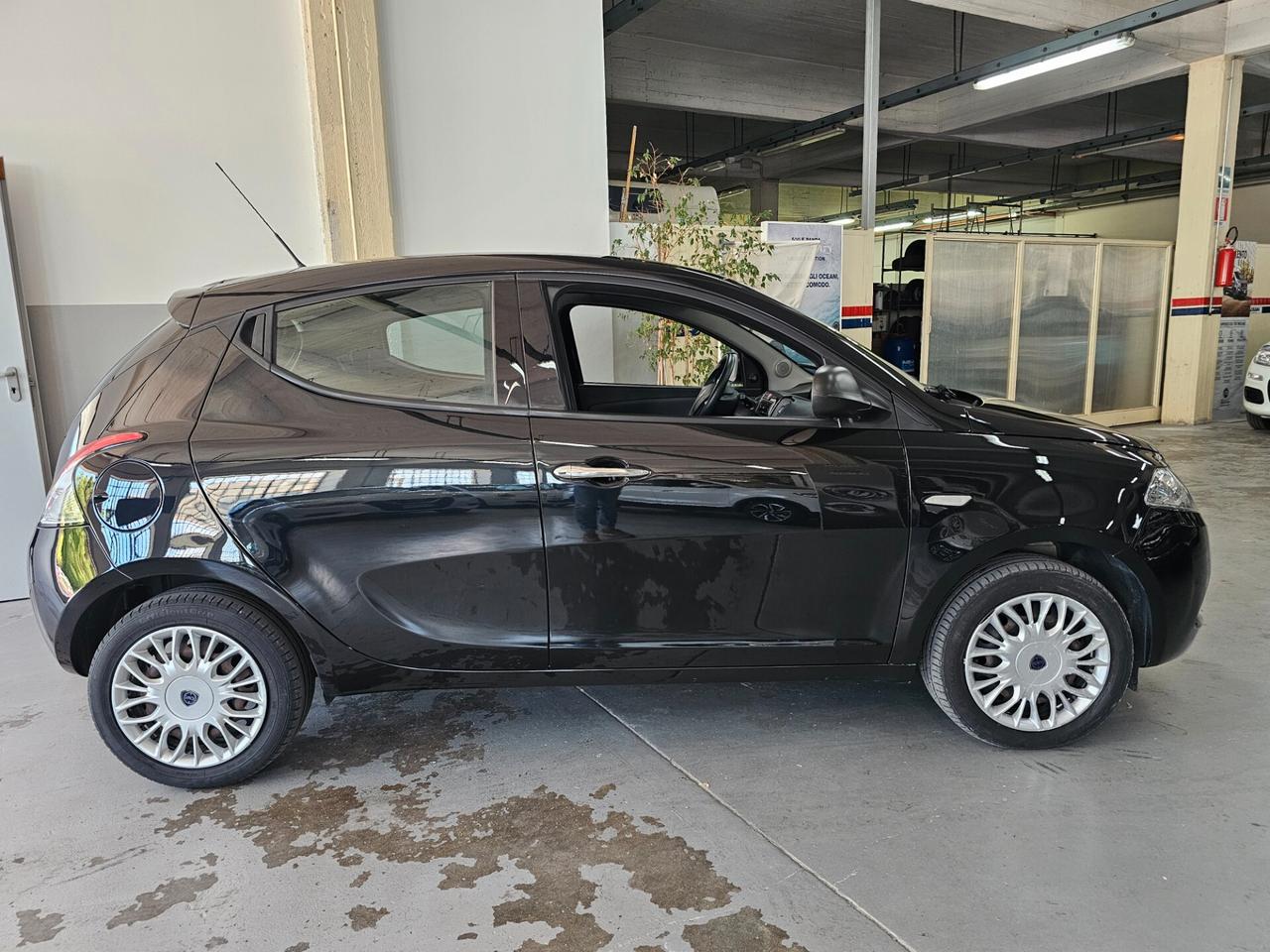 Lancia Ypsilon 1.2 69 CV 5 porte Silver