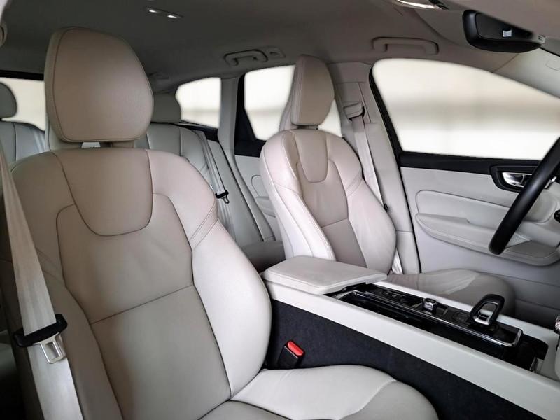 VOLVO XC60 B4 D AUTOMATICO MOMENTUM PRO SUV