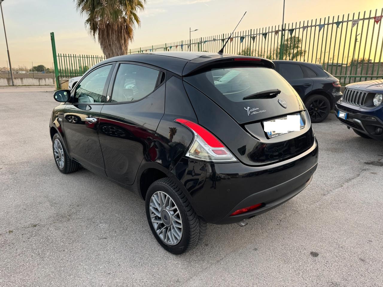 Lancia Ypsilon 0.9 TwinAir 85 CV 5 porte Metano Ecochic Silver