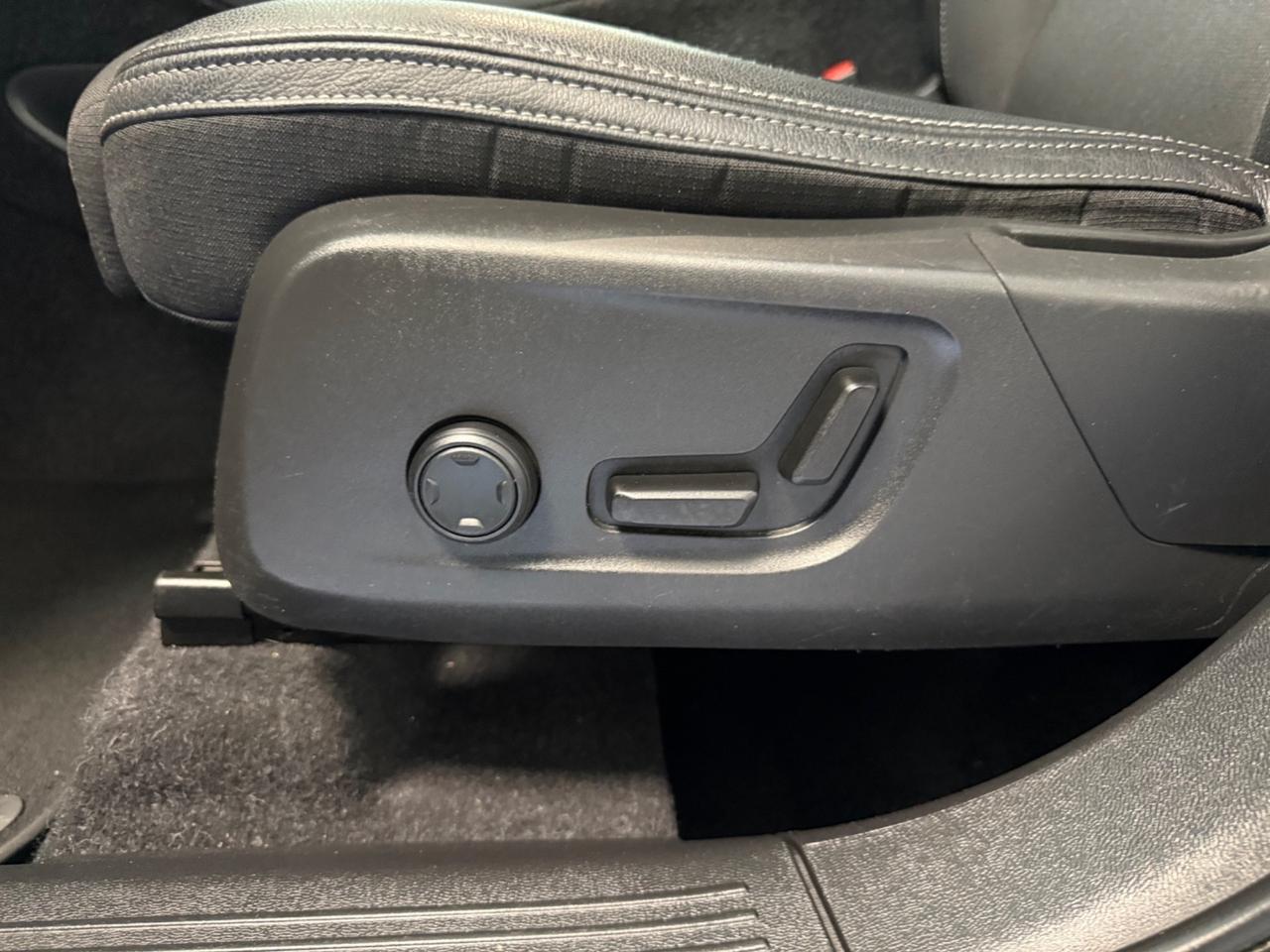 Volvo XC40 D4 AWD Geartronic Momentum TETTO APRIBILE PANORAMICO