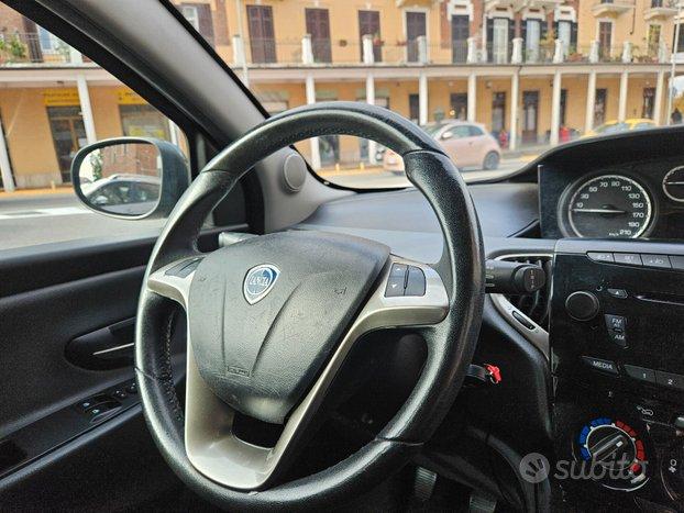 Lancia Ypsilon 1.2 69 CV 5 porte Gold