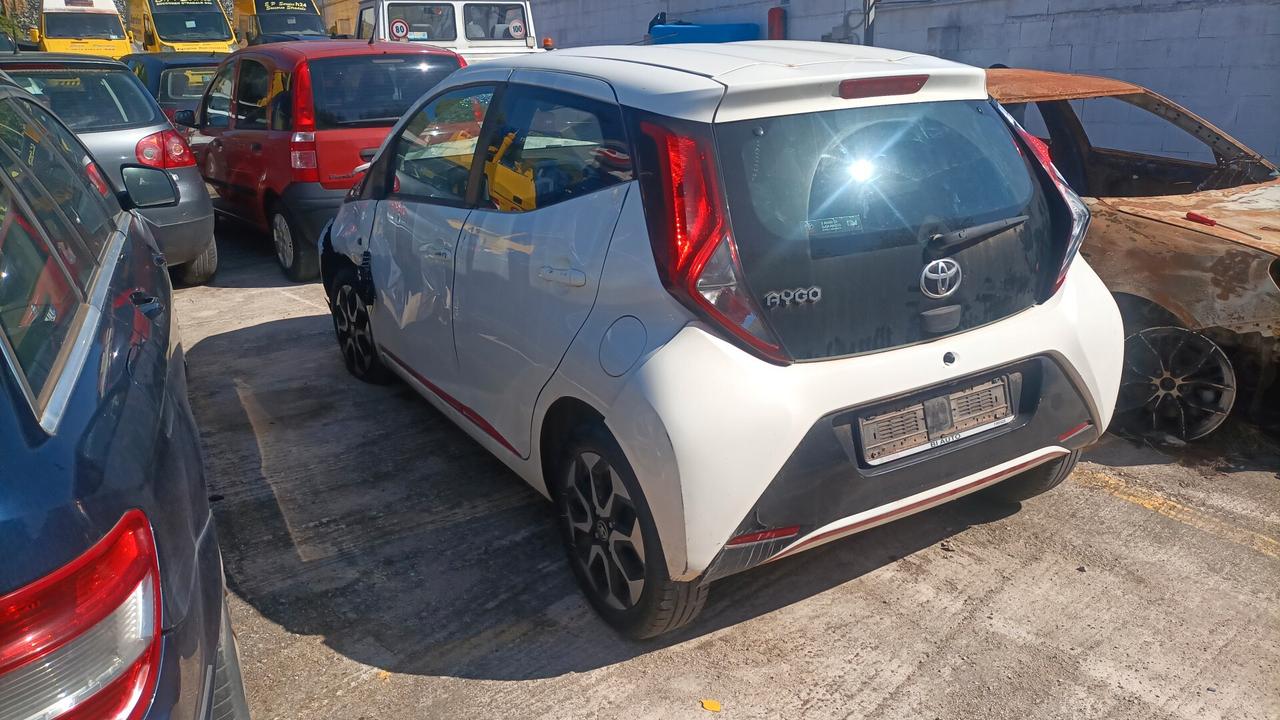 Toyota Aygo incidentata sinistrata