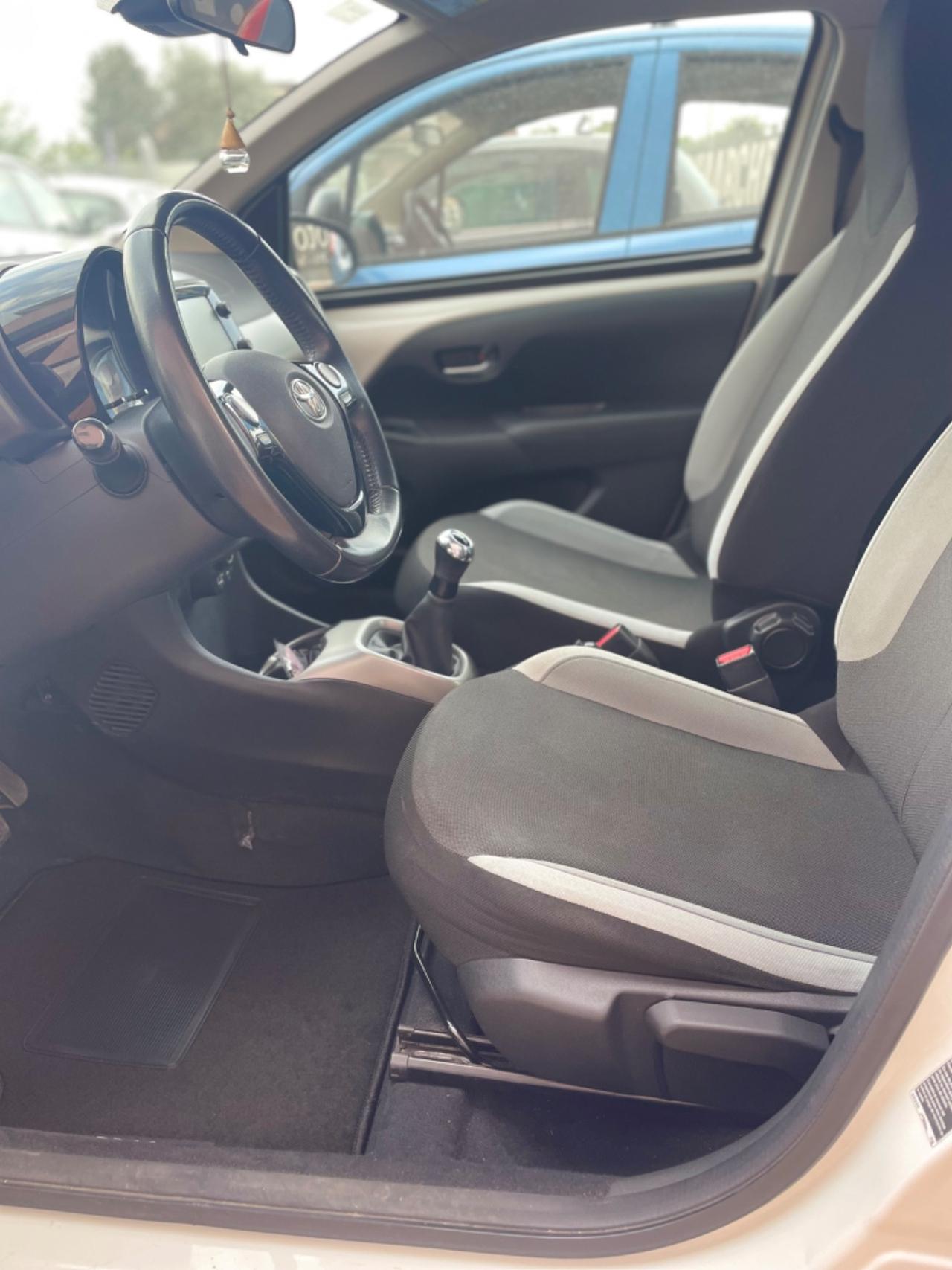 Toyota Aygo 1.0 VVT-i 69 CV 5 porte x-play TSS