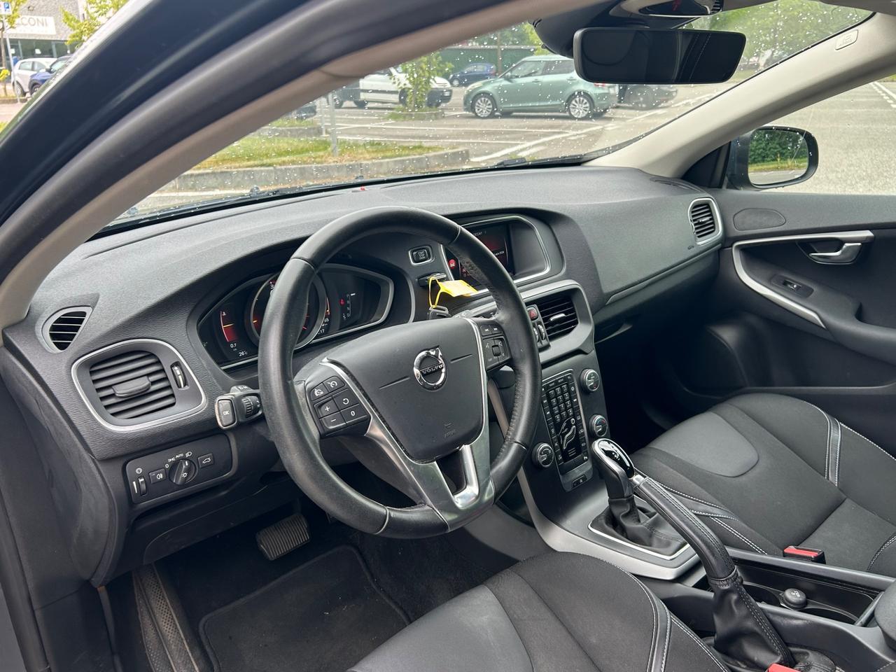 Volvo V40 D2 Geartronic R-Design | Navi LED PDC Cruise Uniproprietario