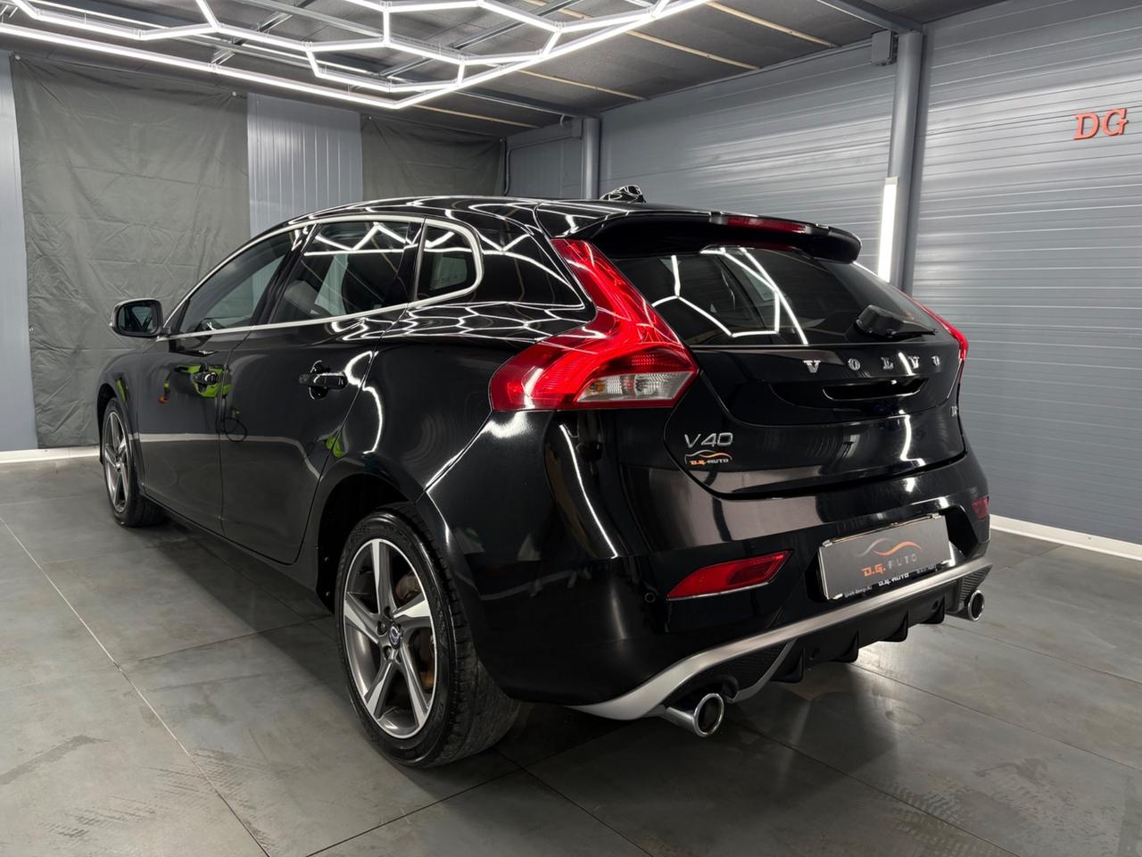 Volvo V40 D4 R-design Momentum