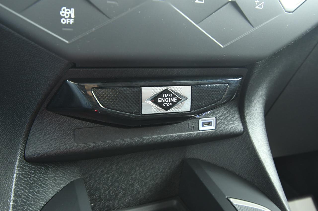 DS DS3 1.5 bluehdi Performance Line 130cv auto LED+APP CONNECT+NEOPATENTATI