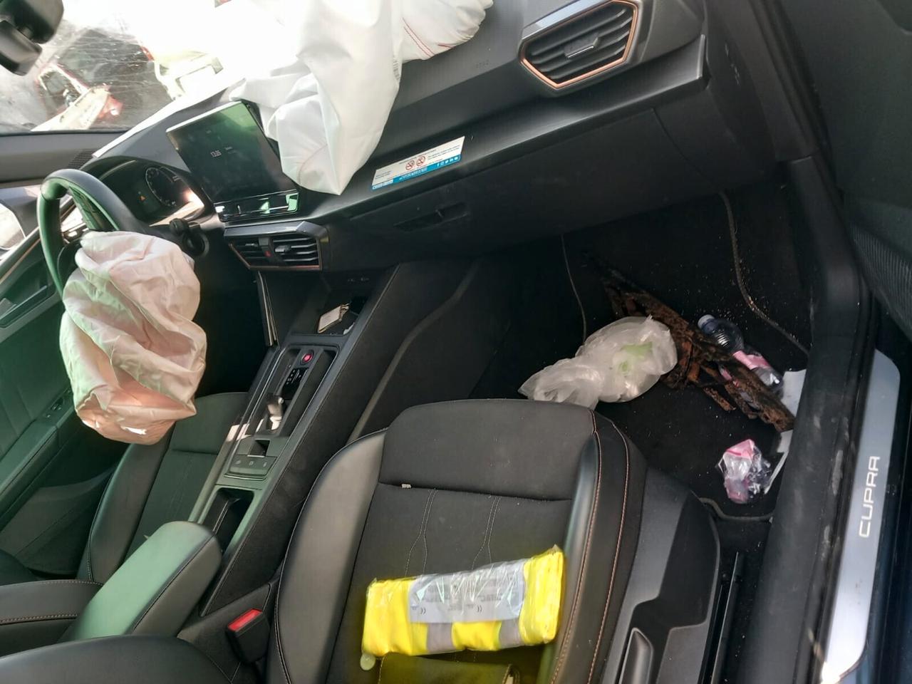 Cupra Leon 15 BENZINA 150 IBRIDA ANNO 2024 SINISTRATA