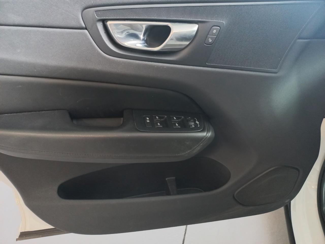 Volvo XC 60 XC60 B4 (d) AWD Geartronic Momentum Pro N1 iva esposta