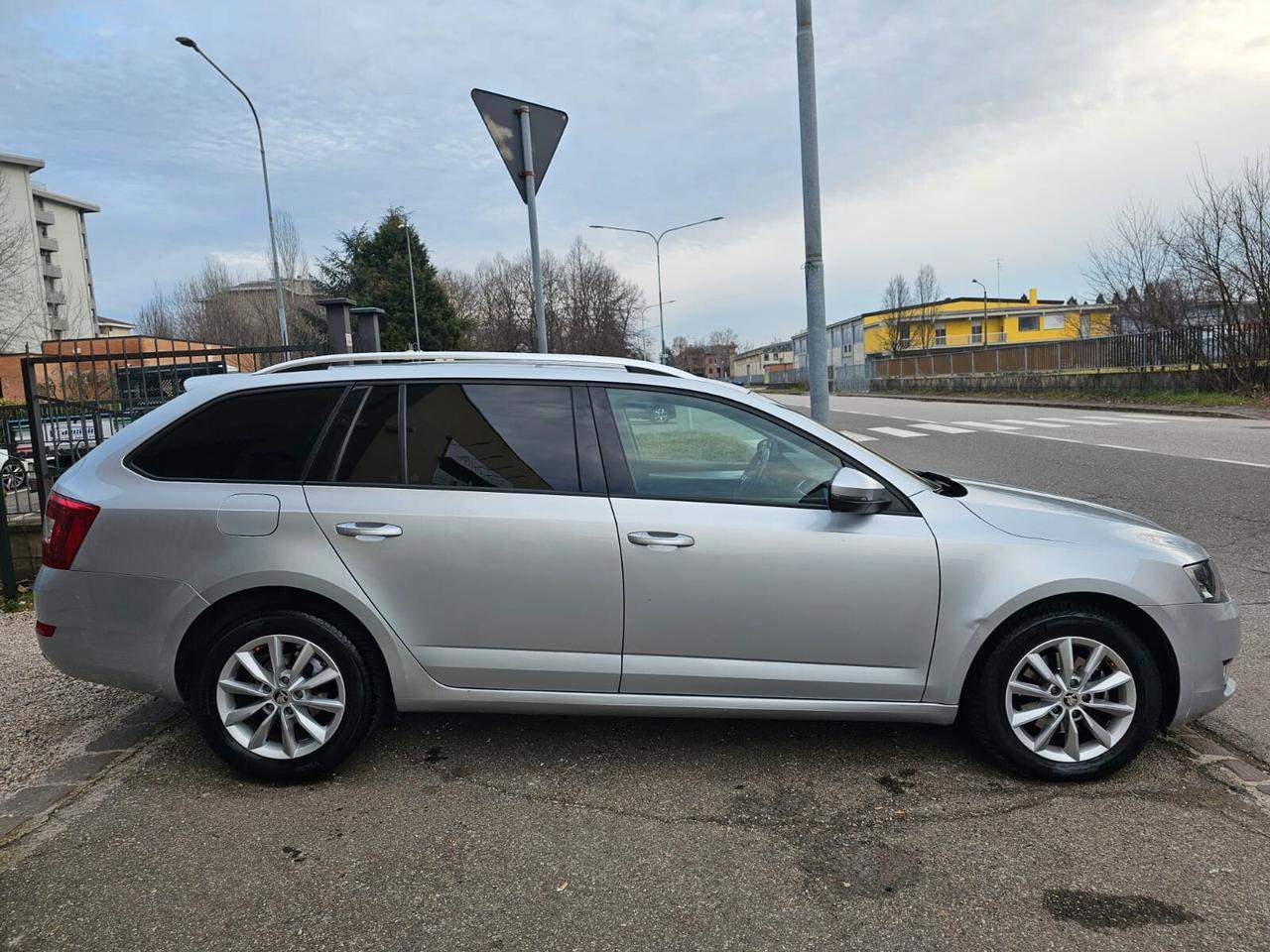 Skoda Octavia 1.6 TDI 105cv DSG Executive*Navi*Euro5*