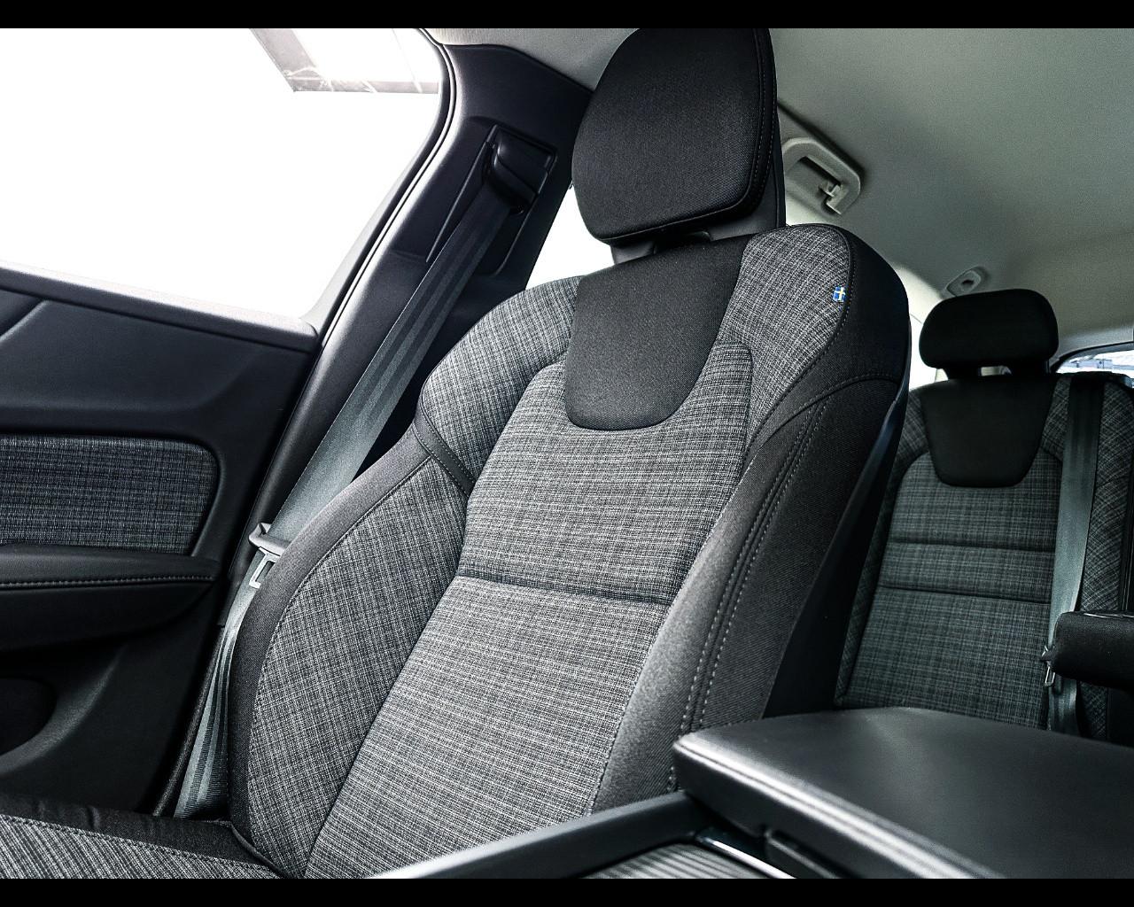VOLVO V60 B4 (d) automatico Essential