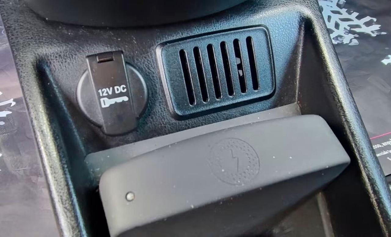 Ypsilon Gold retrocamera ricarica wireless 2023