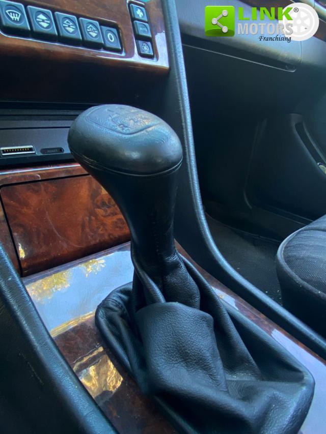 MERCEDES-BENZ 200 E 122 CV Berlina
