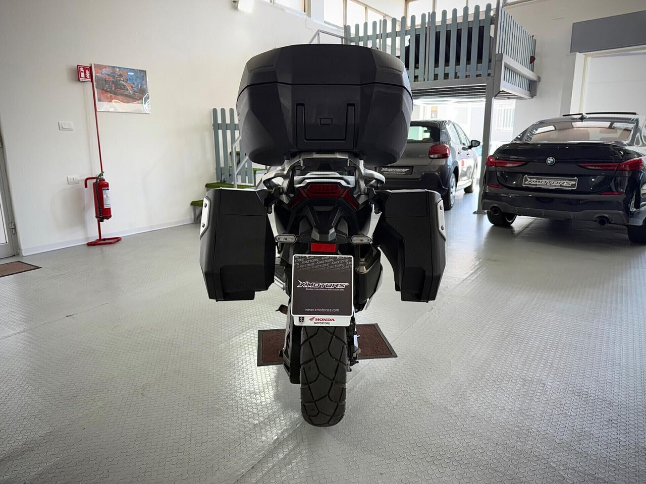 Honda X-ADV 750 con travel pack