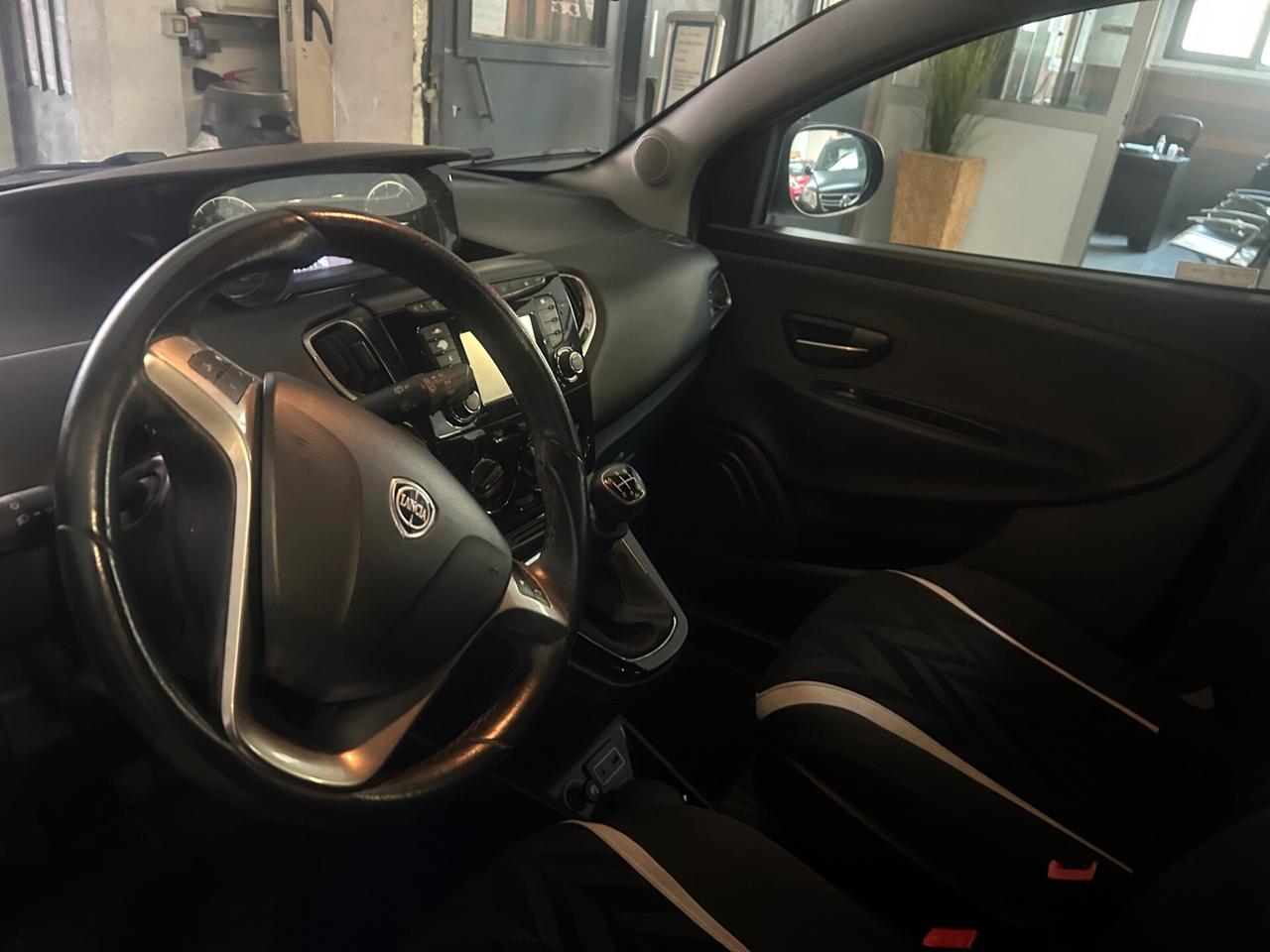 Lancia Ypsilon 1.2 69 CV 5 porte Platinum