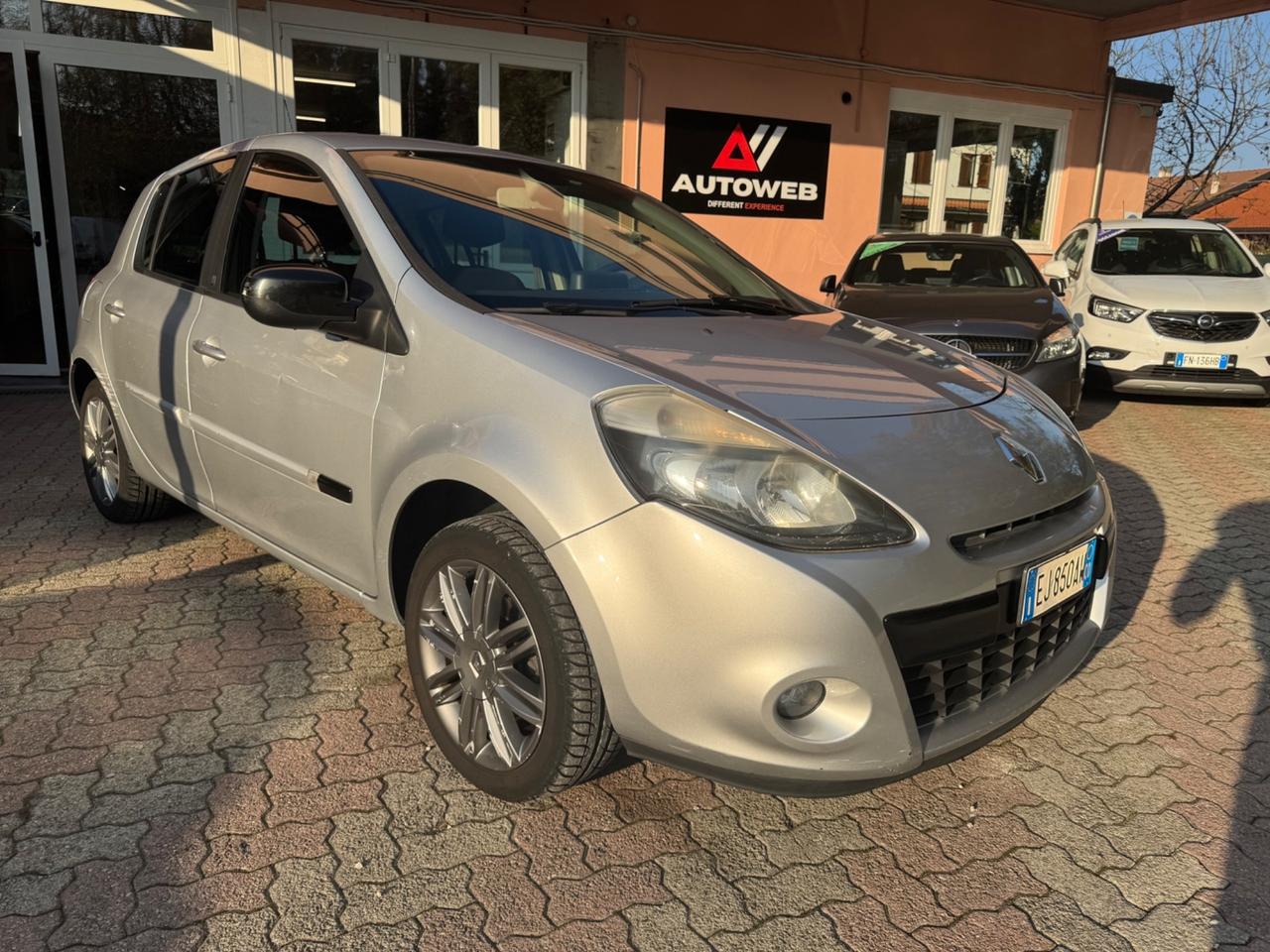 Renault Clio 1.2 16V 5 porte Live! *NEOPATENTATI*