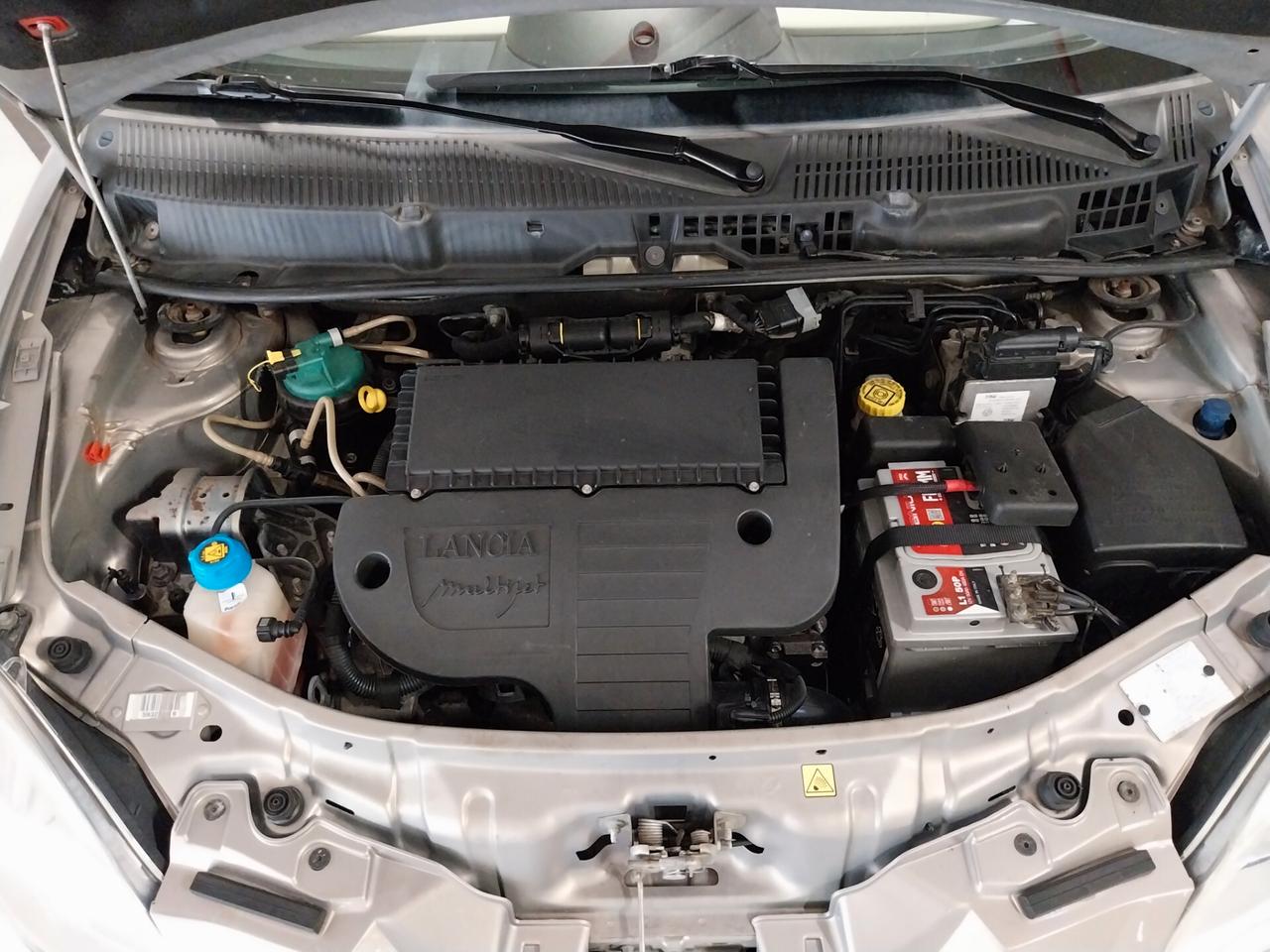 Lancia Ypsilon 1.3 MJT 75 CV VERSUS AUTOMATICA - ok neopatentati
