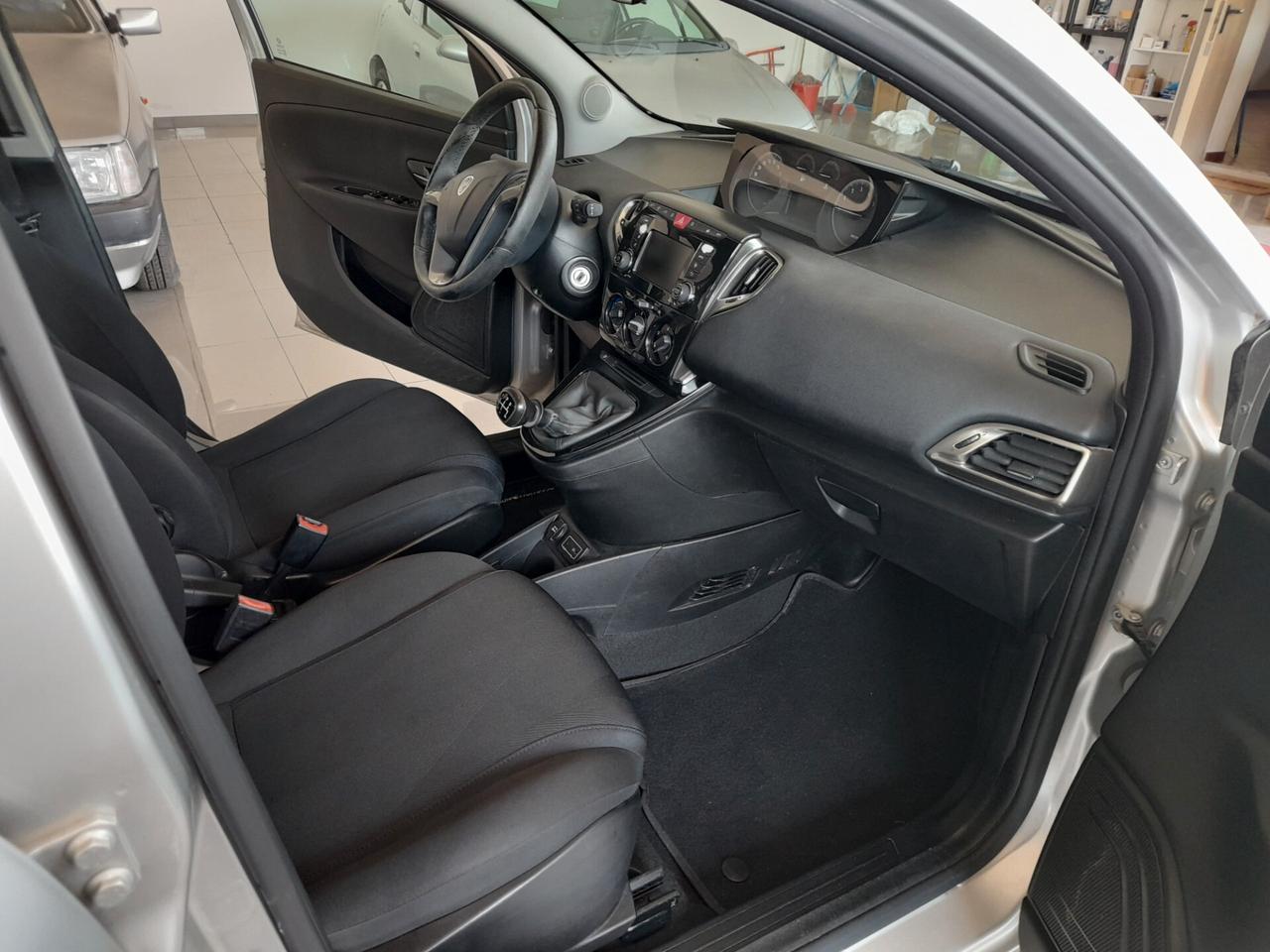 Lancia Ypsilon 1.2 69 CV 5 porte S&S Platinum