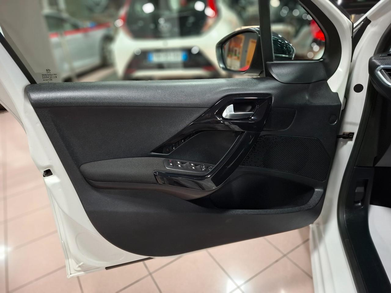 Peugeot 208 1.2 benzina Neopatentati