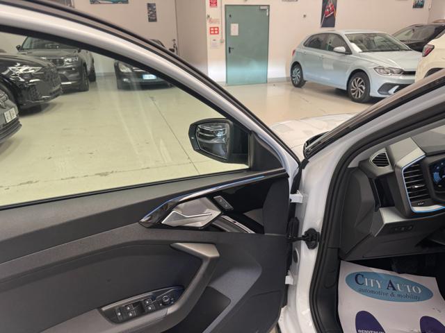 AUDI A1 SPB 30 TFSI S-Tronic Identity Black S-Line KM.0