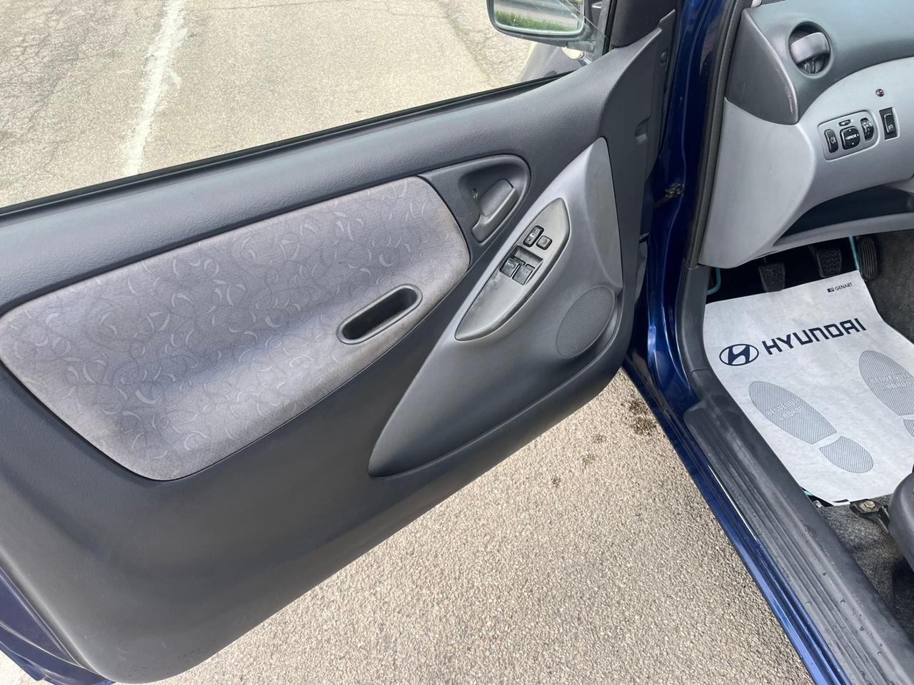 Toyota Yaris 1.0i 16V cat 3 porte Sol 2001