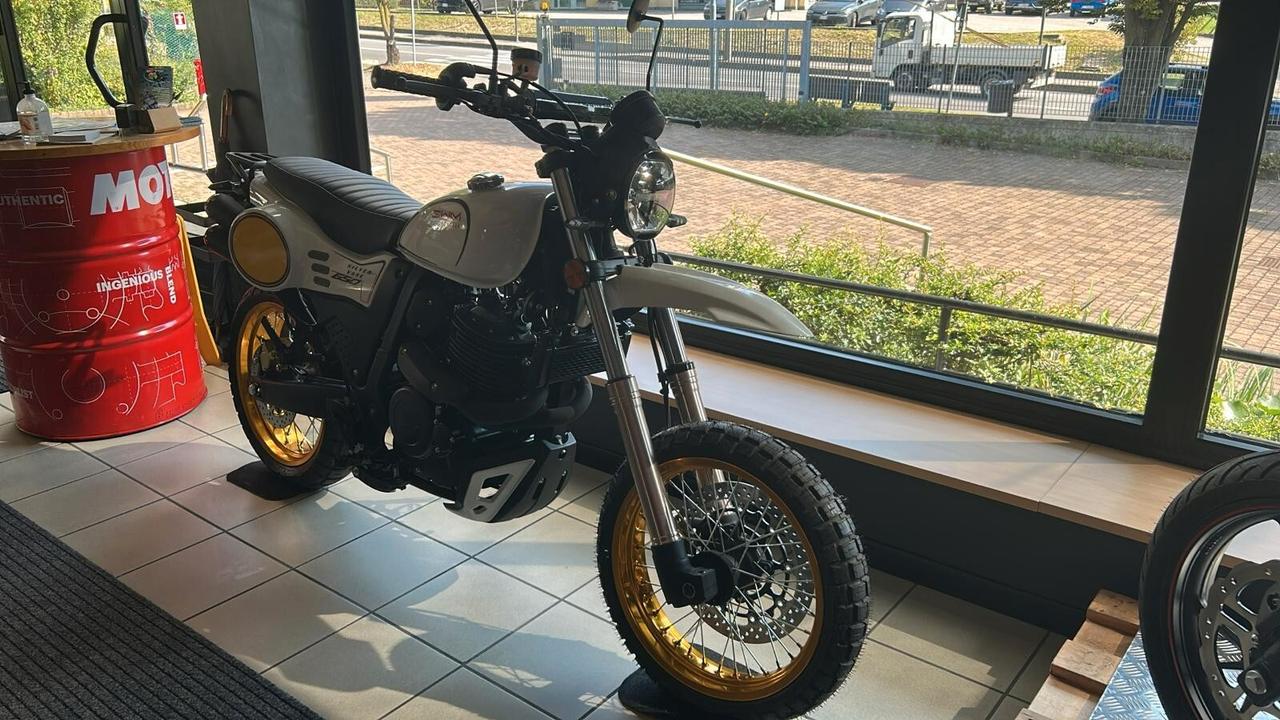 Swm Silver Vase 650 17-17