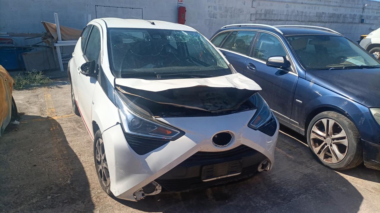Toyota Aygo incidentata sinistrata