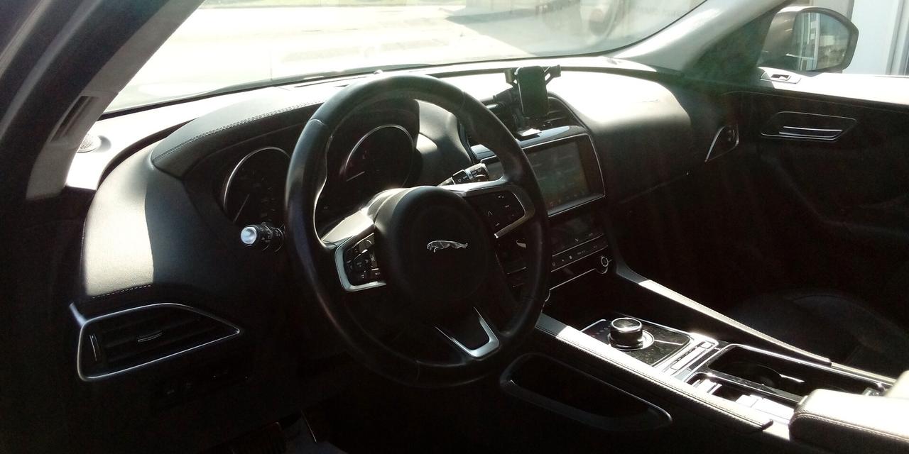 Jaguar F-Pace 2.0 D 180 CV AWD aut. R-Sport
