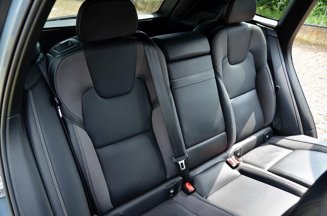 VOLVO XC60 2.0 B4 R-DESIGN 197cv AUTO, UNICOPROPRIETARIO, SERVICE UFF VOLVO, UFF ITALIANA, EURO 6D, FARI LED, NAVI, RETROCAMERA, PERMUTE