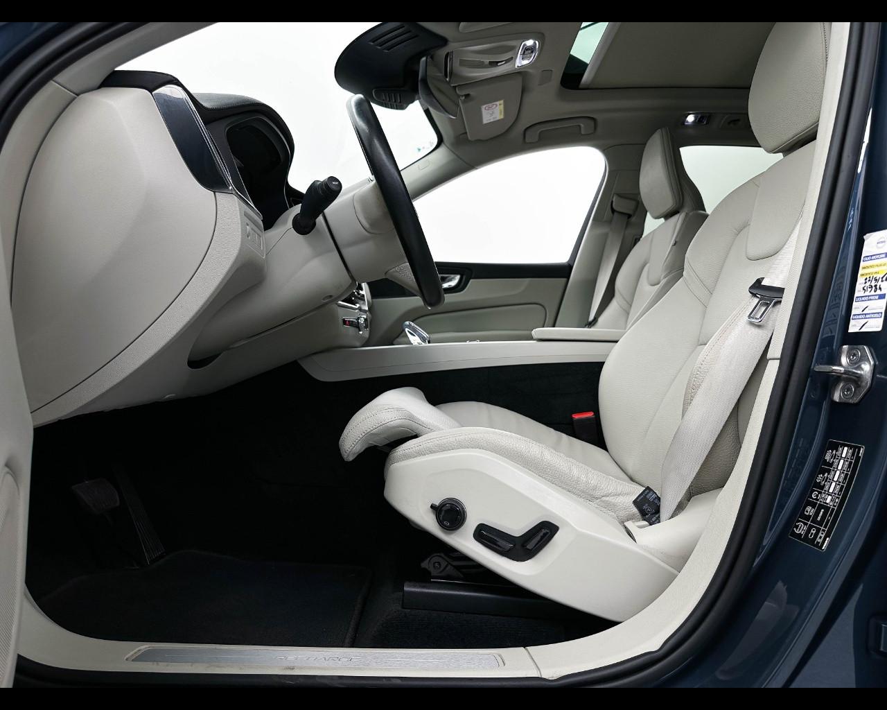 VOLVO XC60 (2017-->) - XC60 T6 Recharge Plug-in Hybrid AWD Inscription