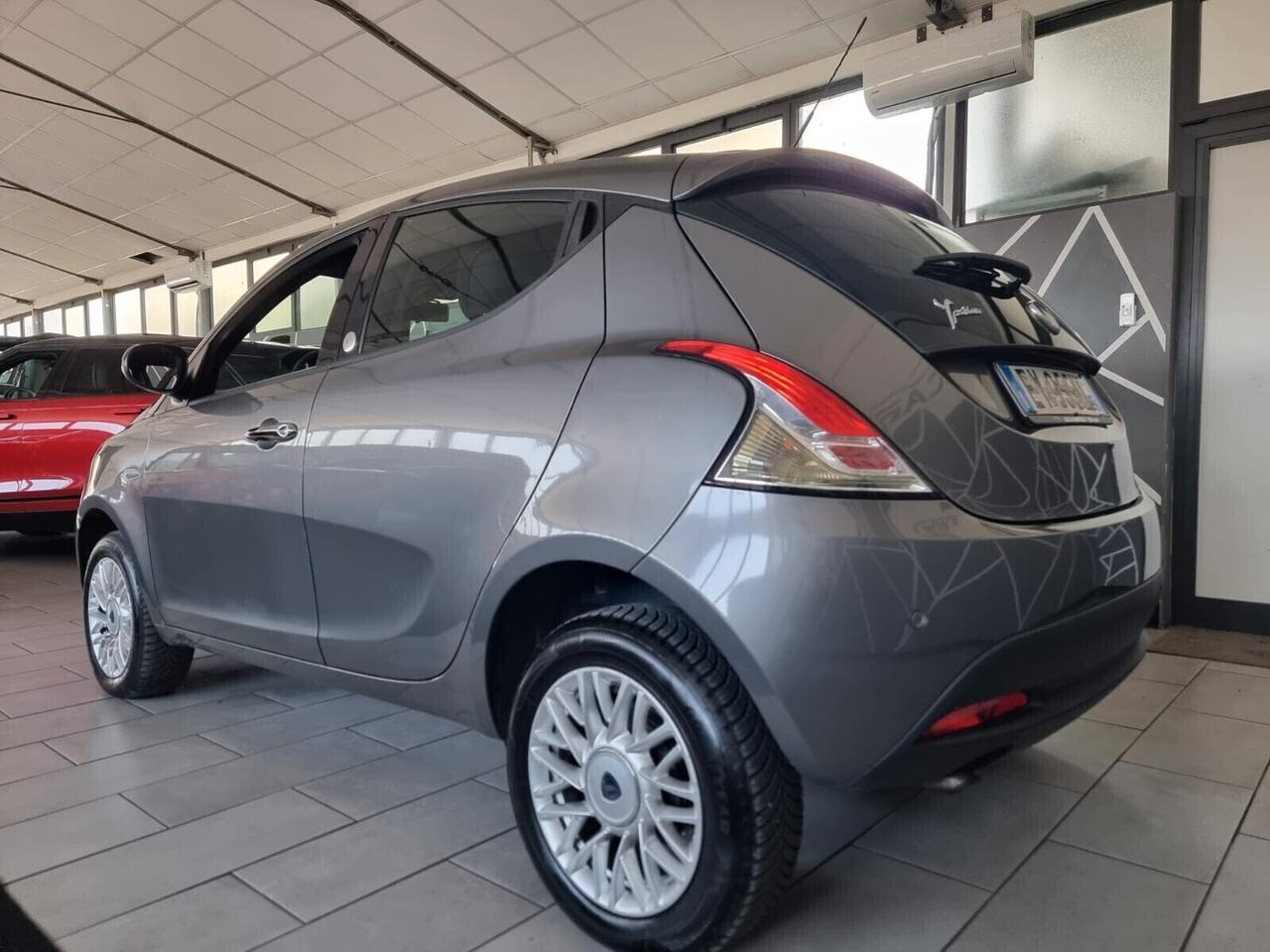 Lancia Ypsilon 0.9 TwinAir 85 CV 5 porte Metano Ecochic NEOPATENTATI