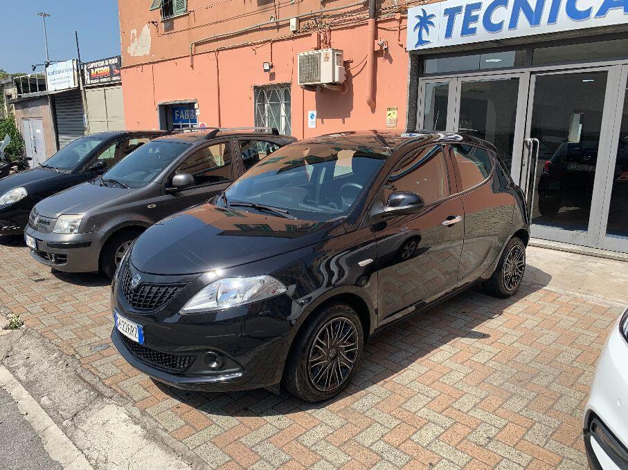 Lancia Ypsilon 1.0 FireFly 5 porte S&S Hybrid Silver