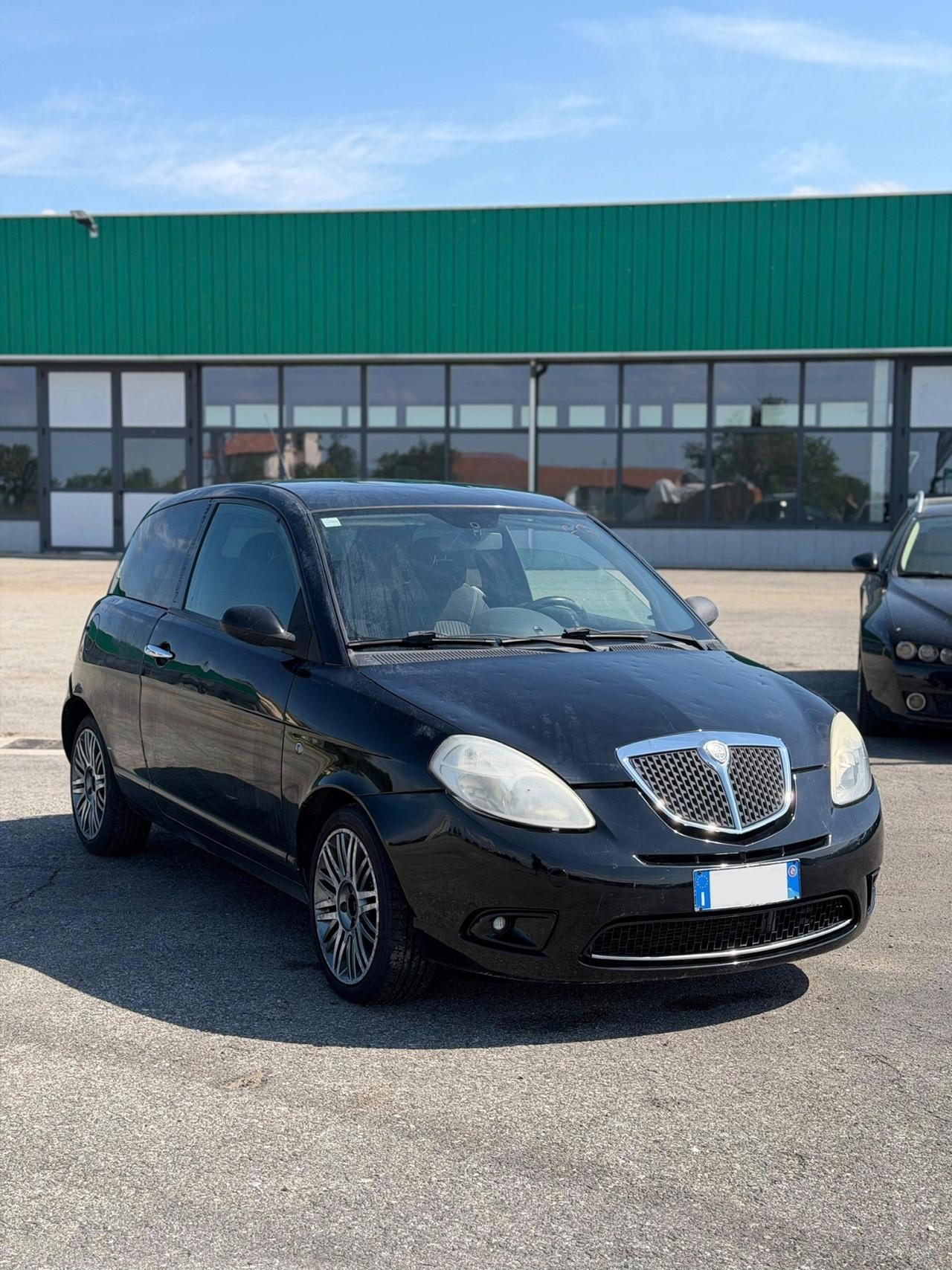 Lancia Ypsilon 1.3 MJT 75 CV Versus