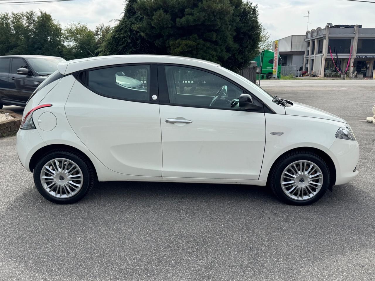 Ypsilon 1.2 69 CV 5 porte GPL Ecochic Silver