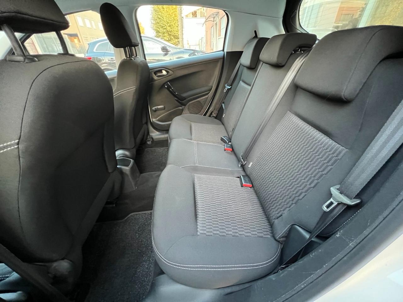 Peugeot 208 PureTech 82 5p. GPL Allure