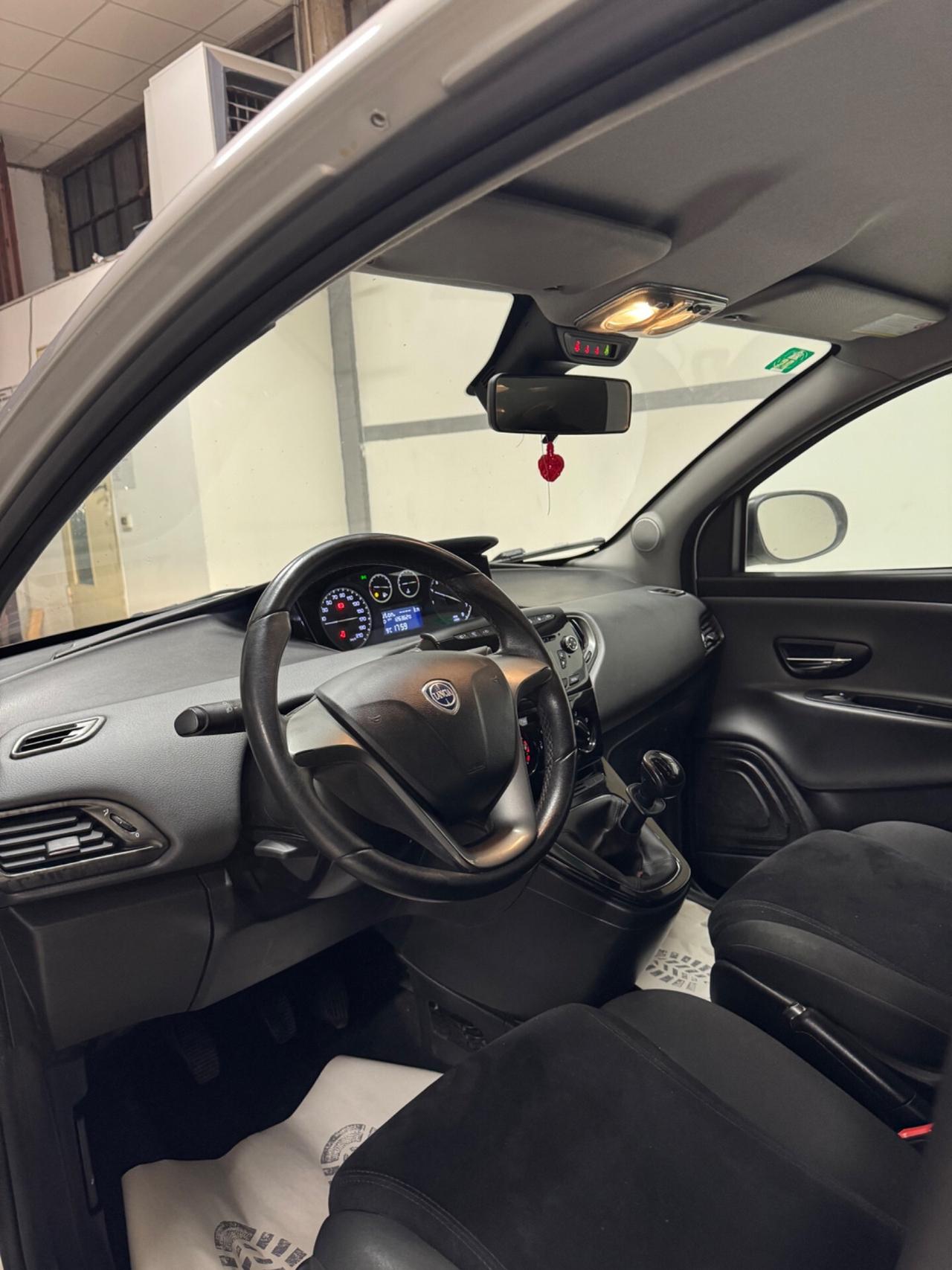 Lancia Ypsilon 1.2 69 CV 5 porte S&S Platinum